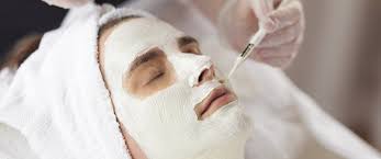 پاکسازی صورت در آرایشگاه یا مراکز زیبایی ..کدام بهتر است؟